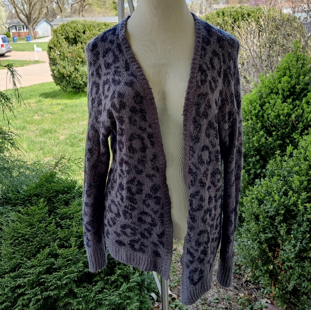 🤩BOGO FREE🤩 H & M Gray & Black Leopard Cheetah Print Cardigan - Picture 2 of 7